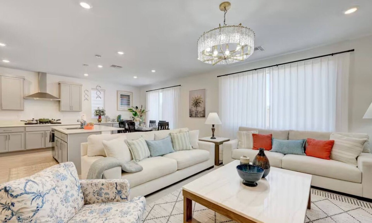 Sovana House | SUMMER DEAL ! Spacious 6-Bedroom Villa Near the Las Vegas Strip Sleeps up to 14
