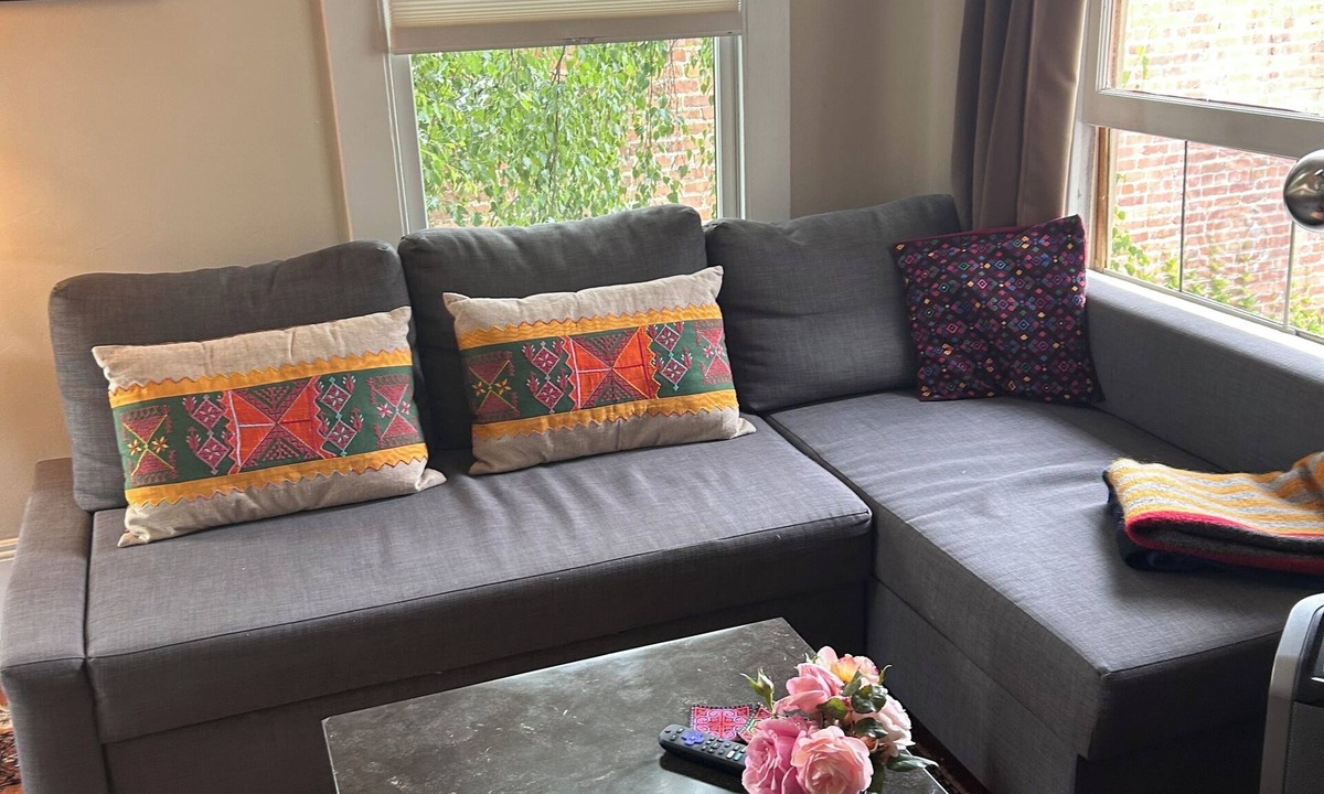 Piedmont Avenue Apartment | Sunny furnished 2nd floor apartment in trendy Temescal neighborhood