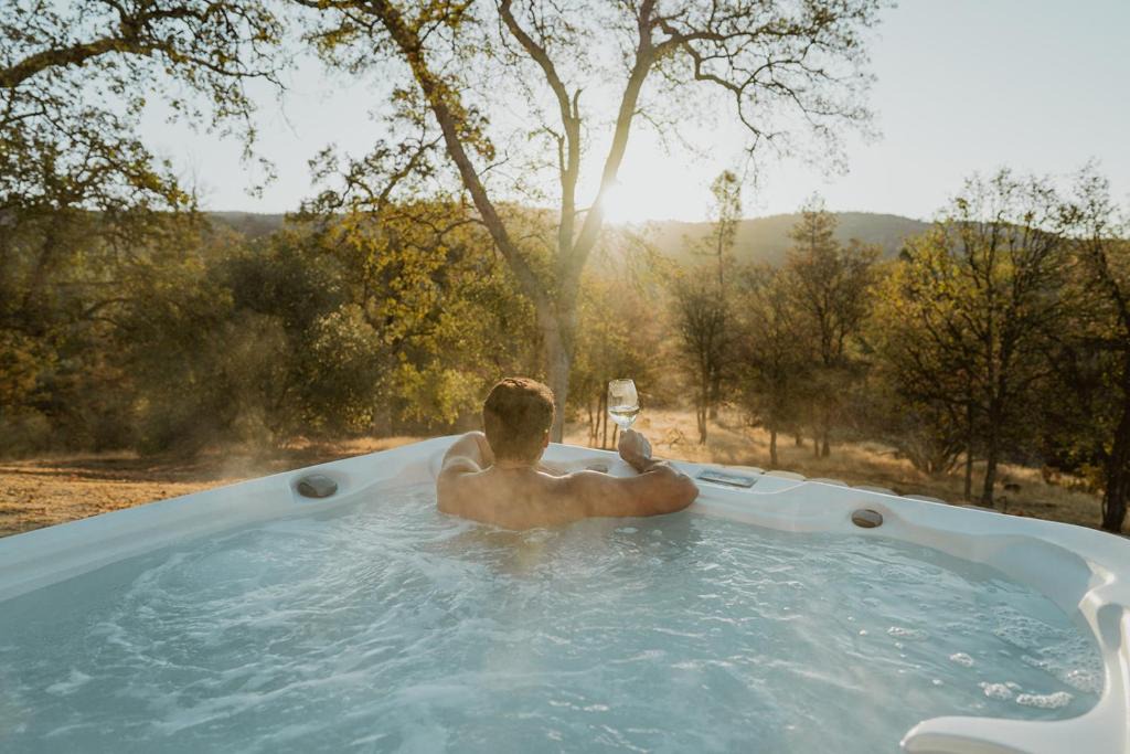 Oakhurst Villa | Sunset Glow Hidden Meadow BBQ HotTub by Casa Oso