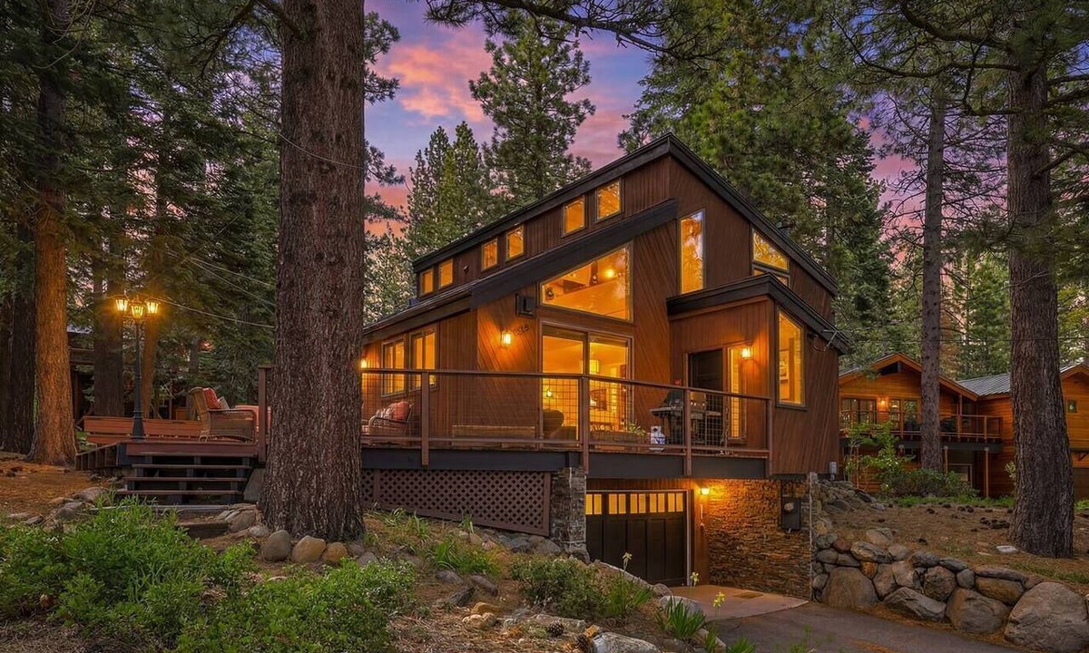 Tahoe City Ski Chalet | Tahoe City Chalet | Sleeps 10 | Summer Beach Club, Hot Tub & Sauna