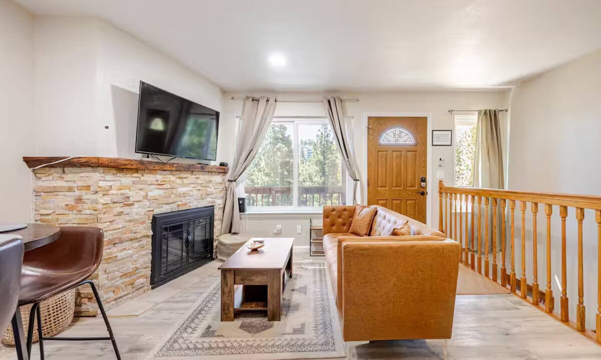 Tahoe Village Condo | Tahoe Mountain Escape. 12 Min to Beach