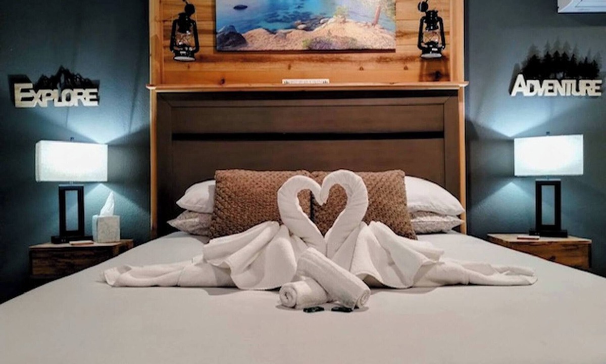 Reno House | Tahoe Studio Spa With Hot Tub and Sauna