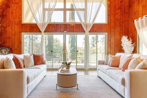 Modesto Villa | The Grand Waterside Estate Easy Drive to Yosemite