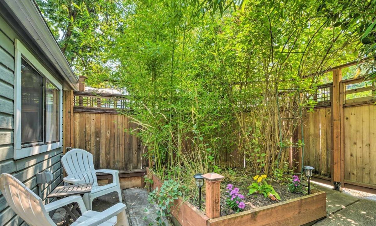 Siskiyou-Hargadine Historic District Cottage | The Indigo Cottage Five Min walk to Downtown Ashland