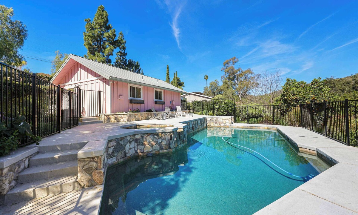 Country Club House | The Peaceful Pink Cottage | 1BR | Pool | Nature