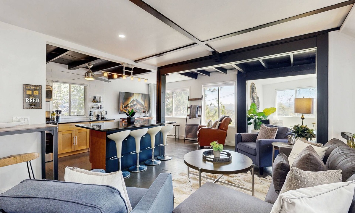 Cedarpines Park House | The Polished Pine | Treetop Views | Large Deck | Sleeps 6