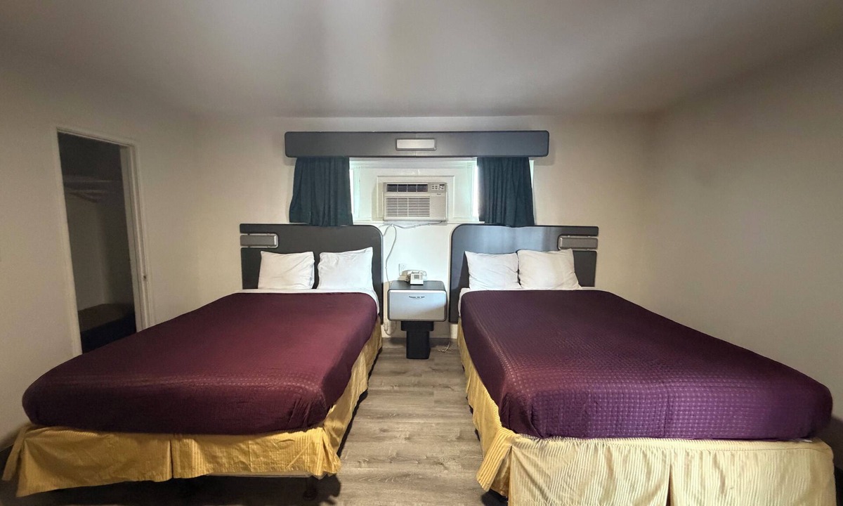 Tracy Hotel | Townhouse Motel