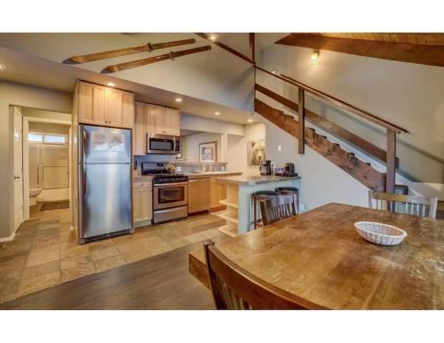 Tahoe Village House | Tramway near Heavenly, New Heating and AC, Games, and Dogs are Welcome