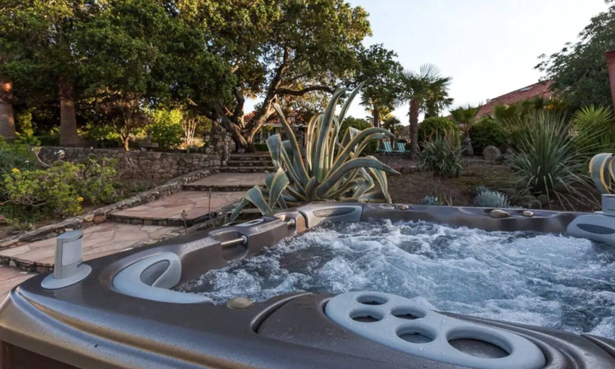 Napa House | Tranquil Italian Villa Cottage Near Wineries with hot tub and pool!