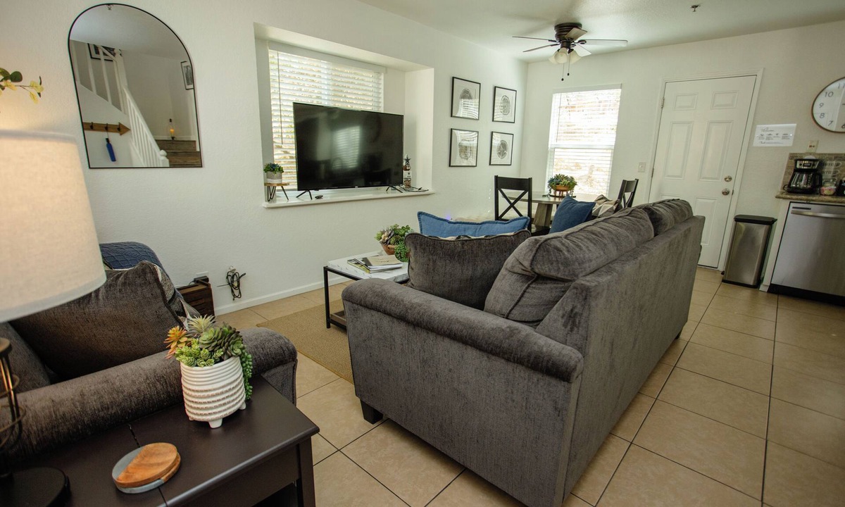 Three Rivers House | Tranquil Retreat 4 Miles to Park Entrance Walk to Dining BBQ Balcony