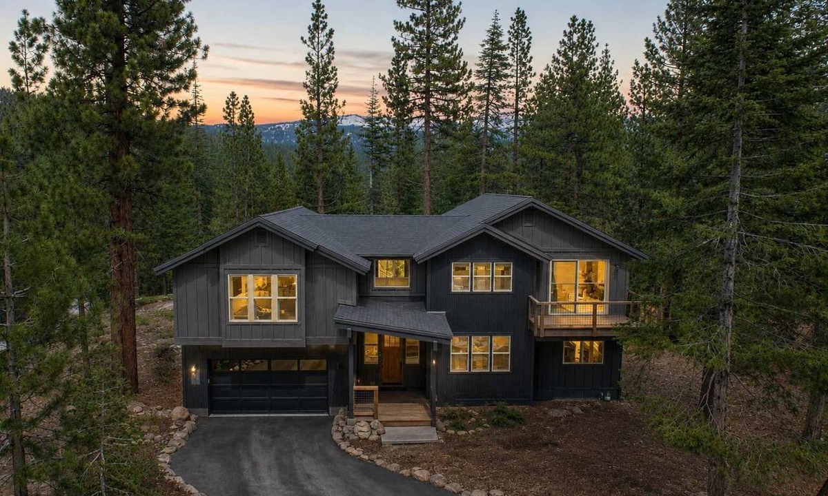Kingswood Estates Cabin | Treetops Designer Lodge: Air Conditioning, Hot Tub
