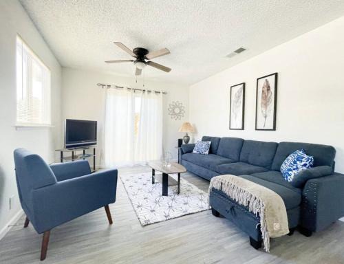 Coalinga House | Trendy Ivy Pet-Friendly 2BR WFH & Fast Wifi