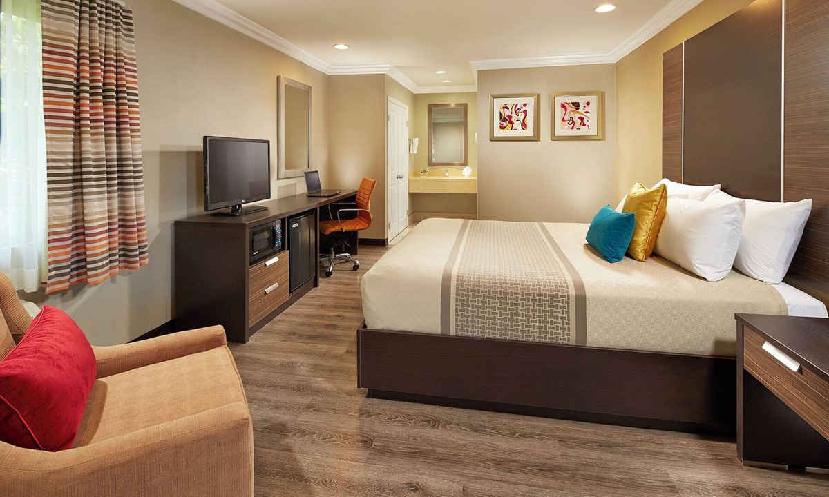 Anaheim Resort Hotel | Triple King Comfort: 3 Deluxe Units w/Pool & Disneyland Wakway!