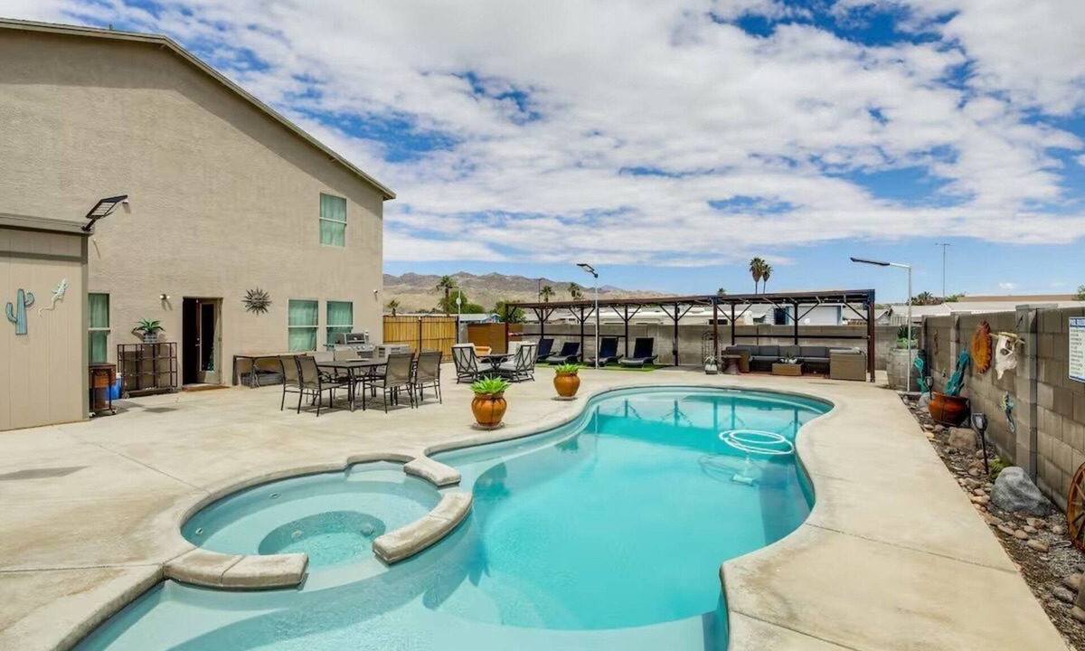 Holiday Shores House | Ultimate Fun House: Private Pool & Arcade!