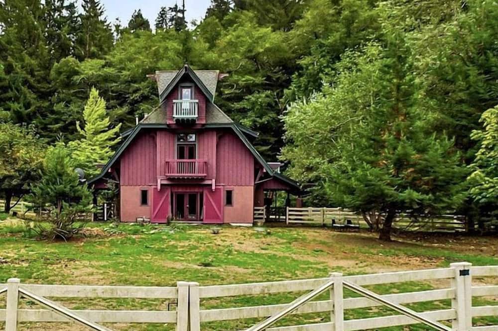 Berry Glenn Cabin | Upscale Farmhouse Cabin Encircled by Redwoods, Northern California