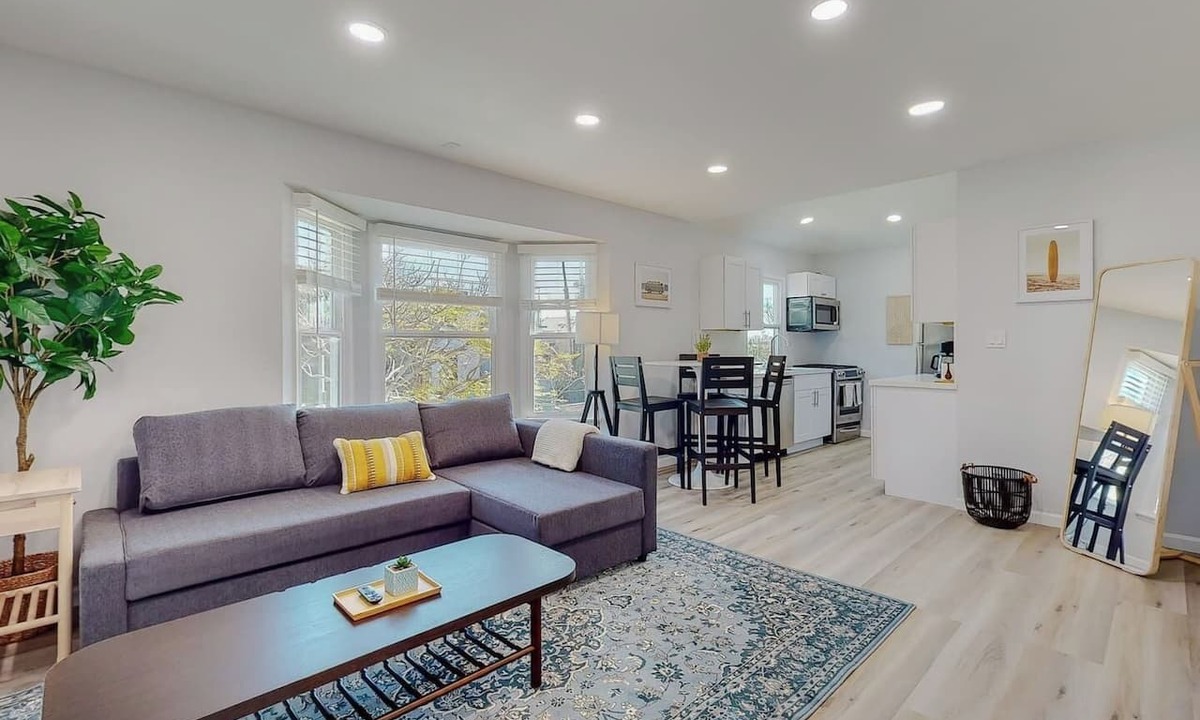Venice Apartment | Venice 3rd & Rose 2bd Walk to Beach, Shops, Abbott Kinney