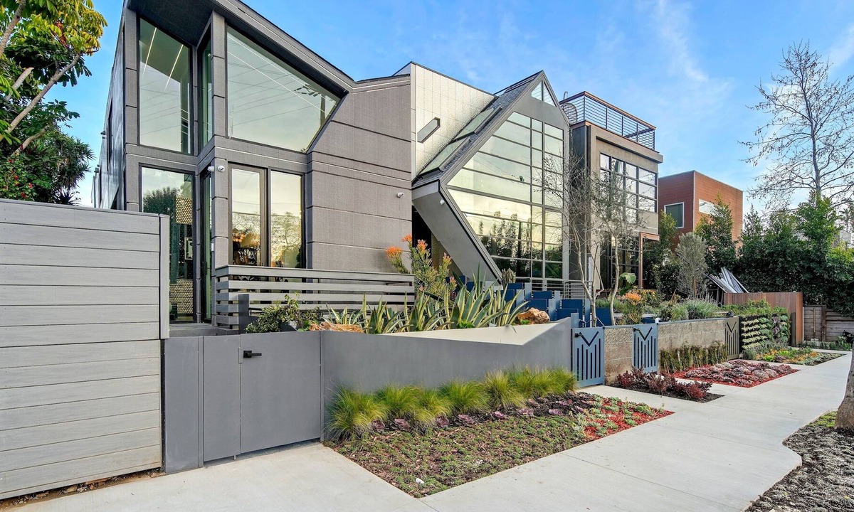 Venice House | Venice Luxury Abode: Panoramic Views, Saltwater Pool, Modern Amenities
