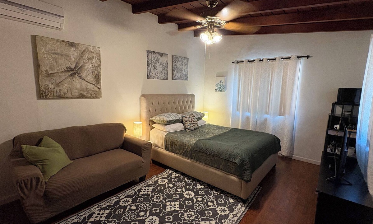 Historic Tennis Club Apartment | Villa G - a cozy studio, steps away from downtown Palm Springs! 😎