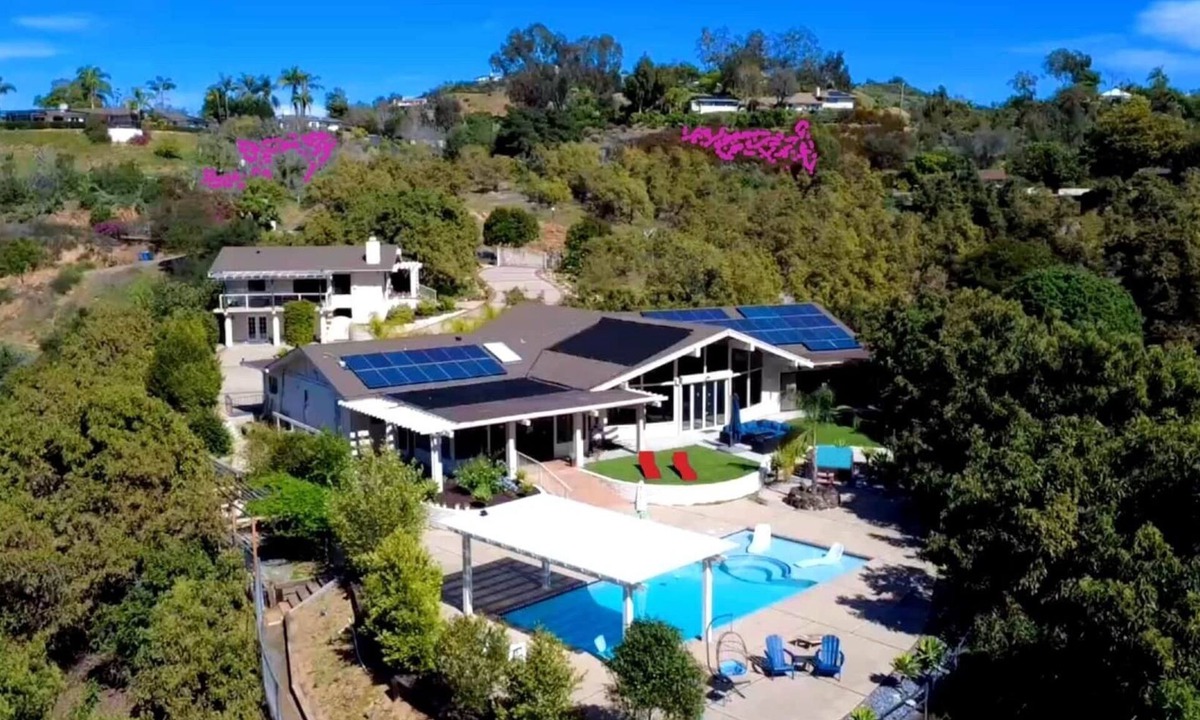 Fallbrook Villa | Villa & Guesthouse, Pool Oasis, Pickleball Court
