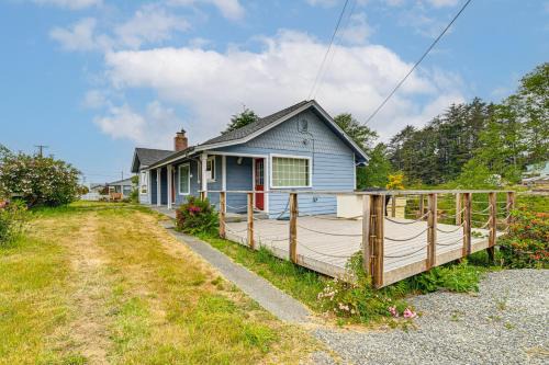 Smith River House | Walk to Beach: Cozy Home w/Deck in Smith River!