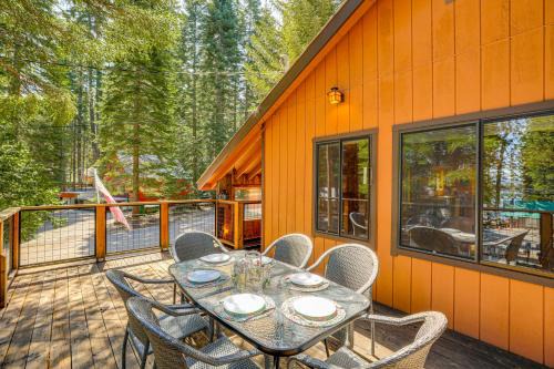 Prattville House | Walk to Lake Almanor: Prattville Cabin w/2 Decks!