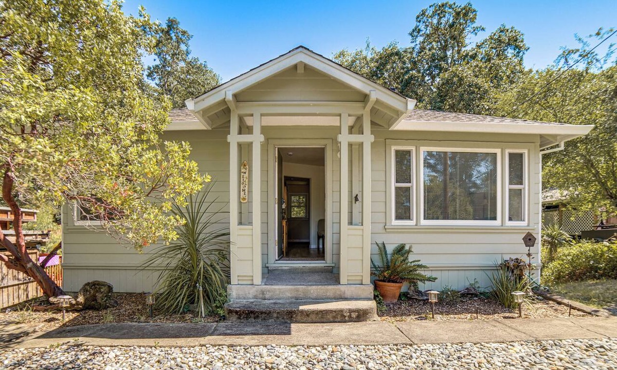 Willits House | Walk to Main St! Quiet Mendocino County Retreat