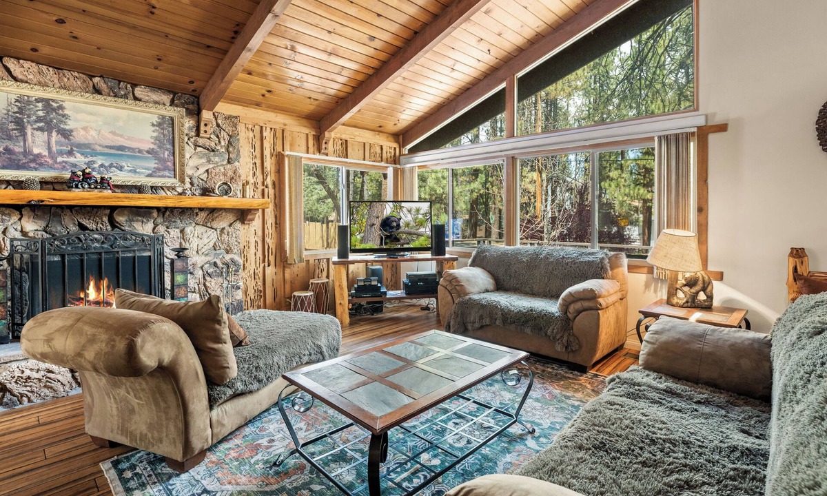 Summit Estates House | Walk to Snow Summit, Hot Tub, AC, Tesla Charger & Fire Pit, Evergreen Cabin