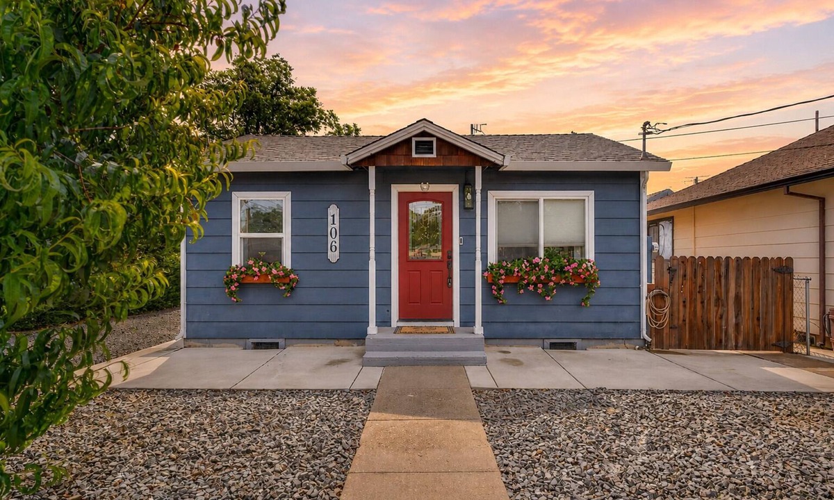 Wheatland Cottage | Walkable to Pumpkin Farm & Hop Riot, right in town