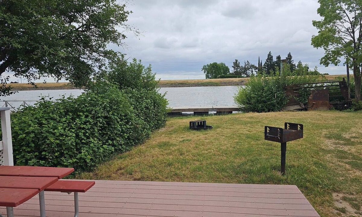 Walnut Grove Cabin | Waterfront Loft Cottage on the Delta - Sleeps 5 - Fishing at Snug Harbor