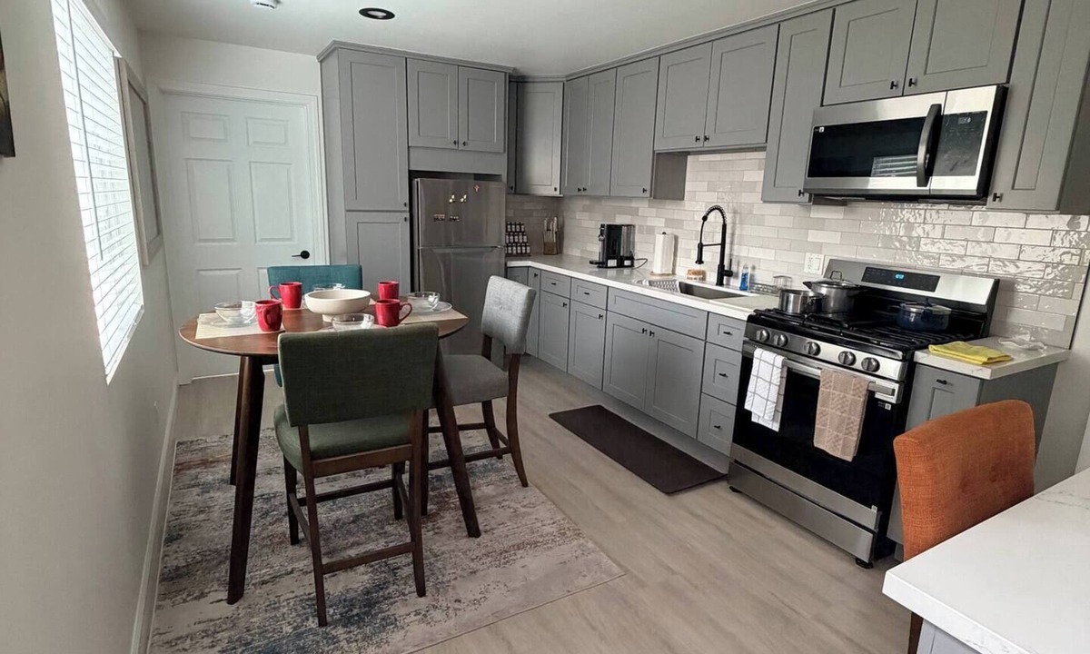 Riverside House | Welcome To The Modern Casita!n2-bedroom apartment in beautiful Riverside