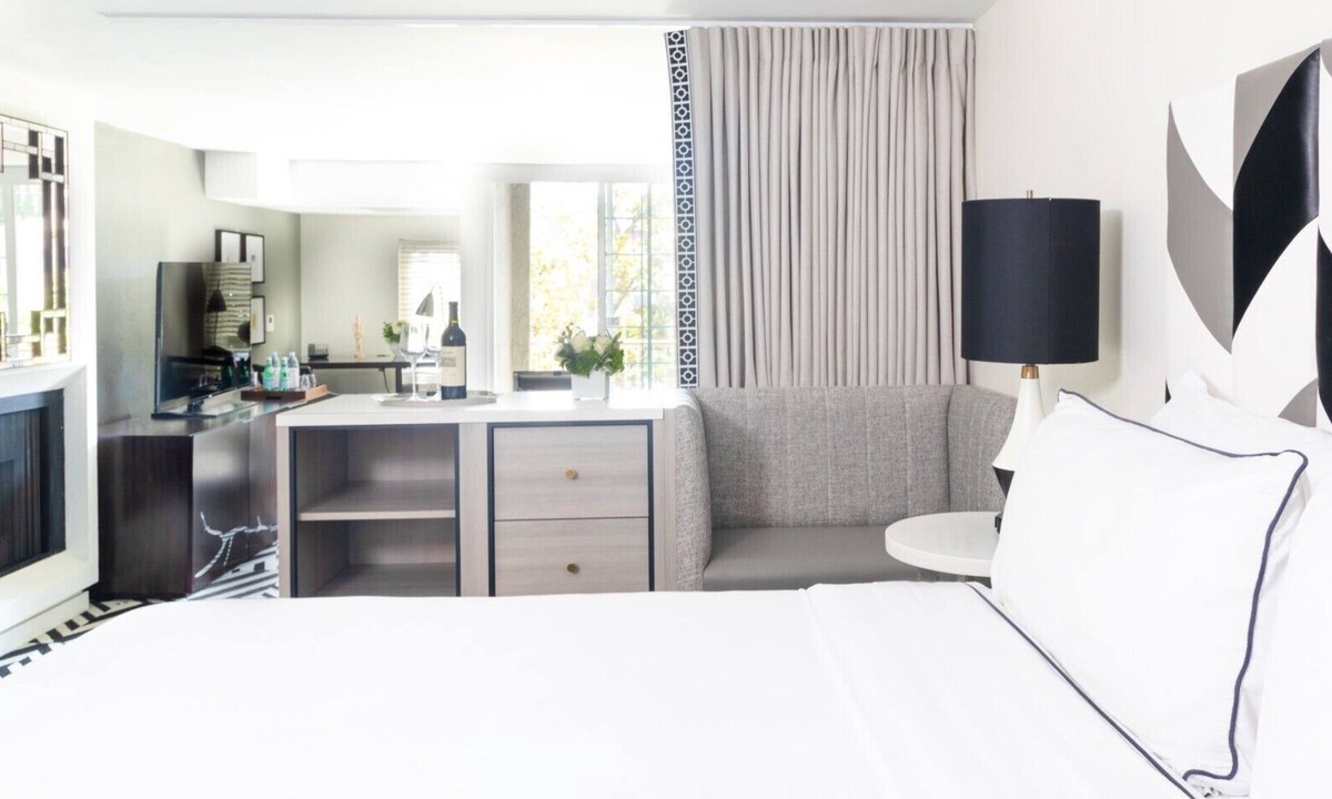 Norma Triangle Hotel | West Hollywood Oasis | Rooftop Pool & Luxury Suites l 2 Signature King Suite