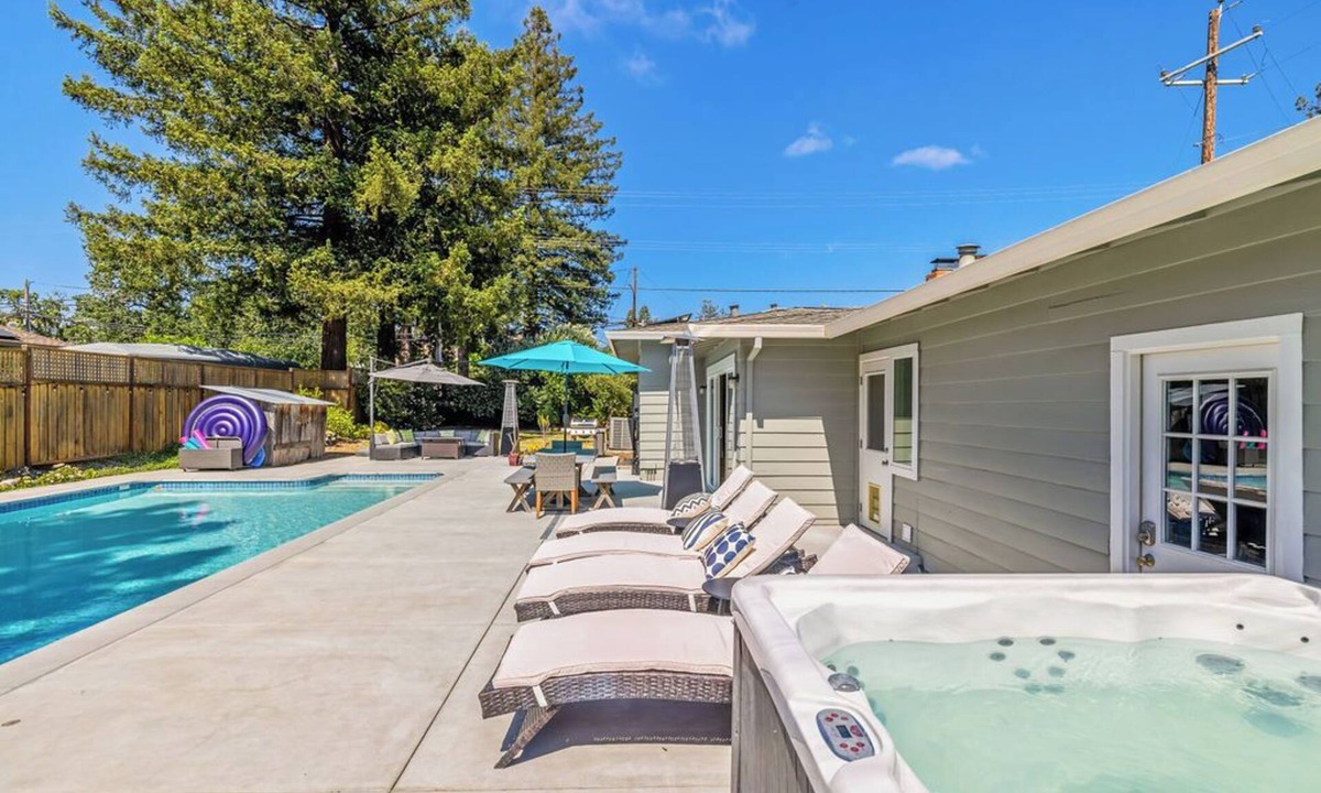 Santa Rosa House | Wine Country Retreat w/Pool, Hot Tub, Backyard & Game Nights Near Wineries