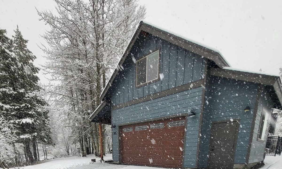 Upper Kingsbury House | Winter Wonderland-Hot Tub-Hiking Trails & Sledding surround-minutes to Heavenly