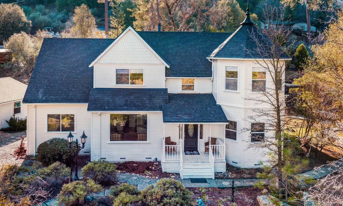 Oakhurst House | Yosemite Country House sleeps 20 w/hot tub, firepit, bonus studio!