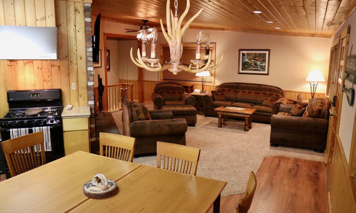 Oakhurst Cabin | Yosemite National park (15 miles)/Bass Lake (1 mile) Cozy Cabin w/HOT TUB