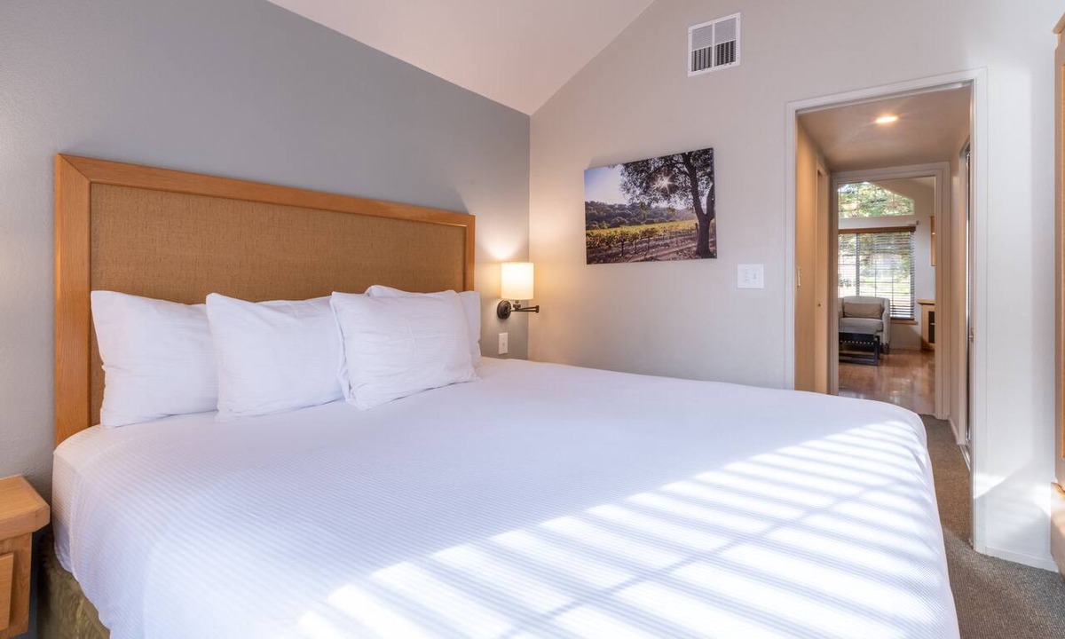 Napa Hotel | Your Napa Escape! 2 Relaxing Units, Free Parking, Outdoor Pool!