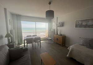 "Beachfront Studio with Balcony and Stunning Sea View" in Les Sables-d'Olonne
