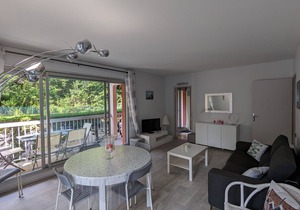 Central Arcachon - Charming 2-BR for 4 with Balconies & Parking in Arcachon