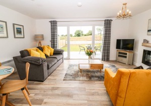 Cabin ∙ 2 bedrooms ∙ 4 guests in Llanfair-Mathafarn-Eithaf