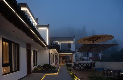Chizhou Hotel | 花筑九华山漫月云山民宿肉身宝殿店