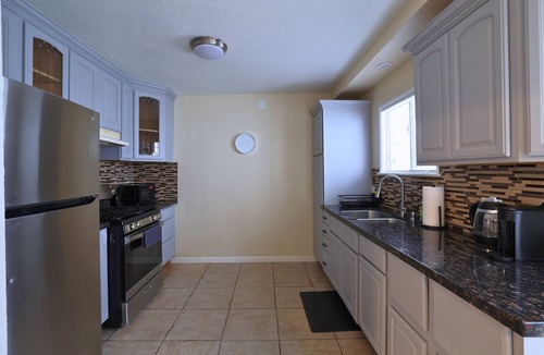 North Long Beach House | 1 Bedroom home for extended stays near Bixby Knolls + Free WiFi + Queen Bed
