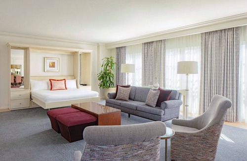 Florida Center Hotel | 1-Bedroom Suite at a 4⭐️ Hotel