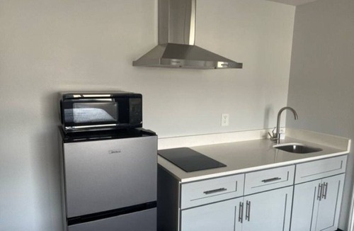 Downtown Apartment | 1 King Bed | Non-Smoking, Kitchen