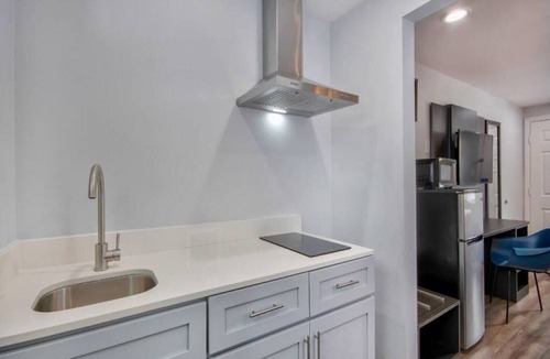 Downtown Apartment | 1 King Bed | Non-Smoking, Kitchen