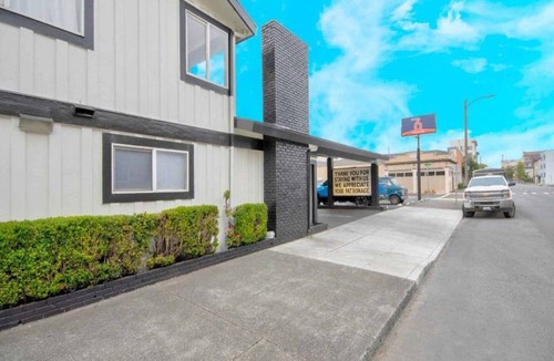 Downtown Apartment | 1 King Bed | Non-Smoking, Kitchen