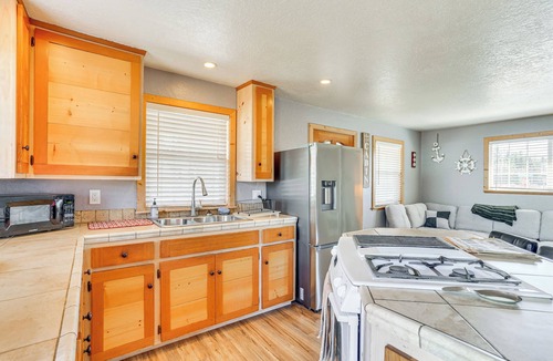 Chester House | < 1 Mi to Lake Almanor: Home w/Furnished Decks!