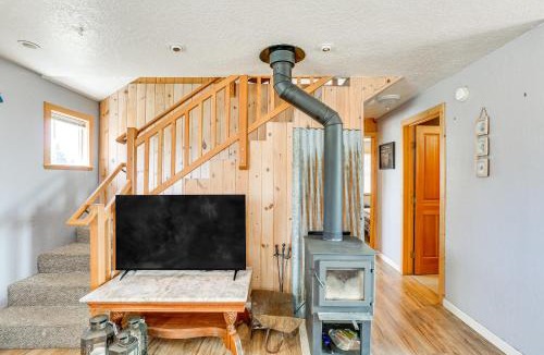 Chester House | < 1 Mi to Lake Almanor: Home w/Furnished Decks!