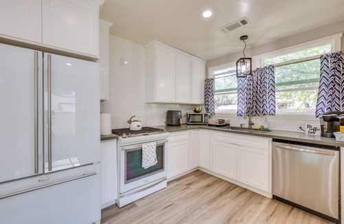 Hanford House | < 1 Mi to Main St Hanford! Home w/Outdoor Space