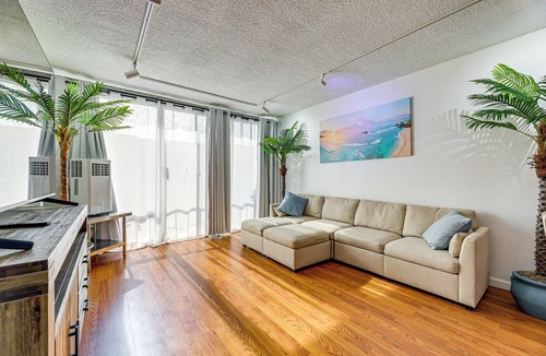 East Village Condo | 1 Mi to Shoreline Village: Chic Long Beach Apt