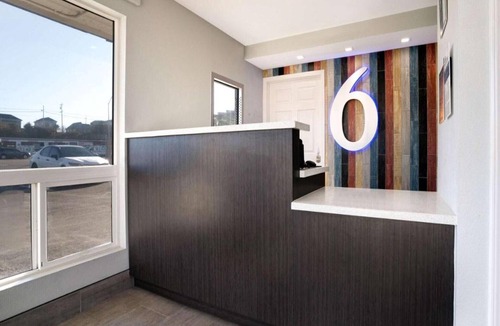 Eureka Apartment | 1 Queen Bed | ADA/RI Shower/Micfridge